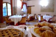villa-rinalducci-la-colazione-sala-tavoli-cibo-2