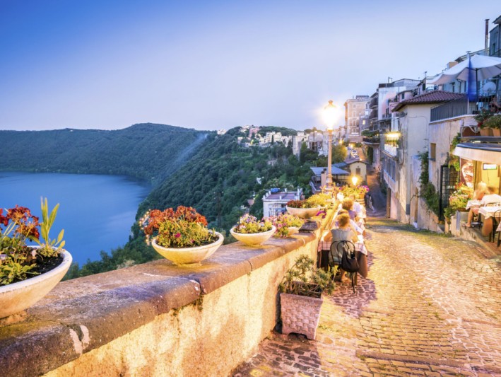 il borgo di castel gandolfo alla sera sul lago albano, castelli romani
