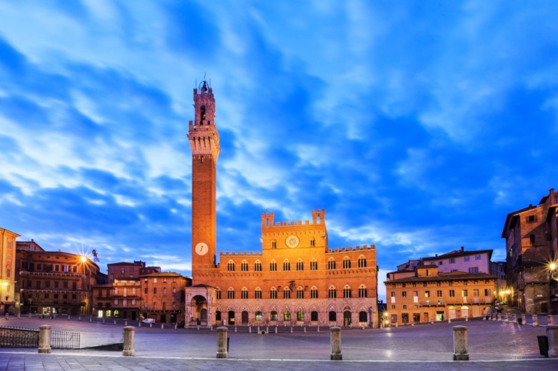 piazza del campo di notte, siena
