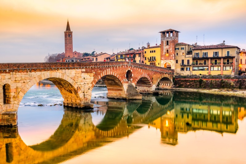 52721177_m ponte di pietra sull'adige a verona, veneto