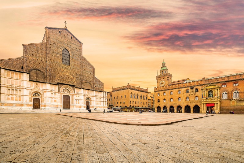 68390353_ml piazza maggiore a bologna, emilia-romagna