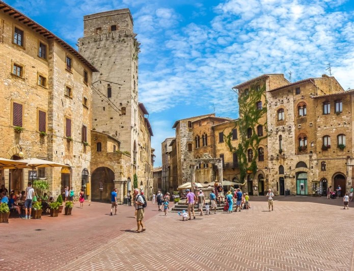 673e0d885d7aa-piazza-della-cisterna-e-la-torre-del-diavolo-a-san-gimignano